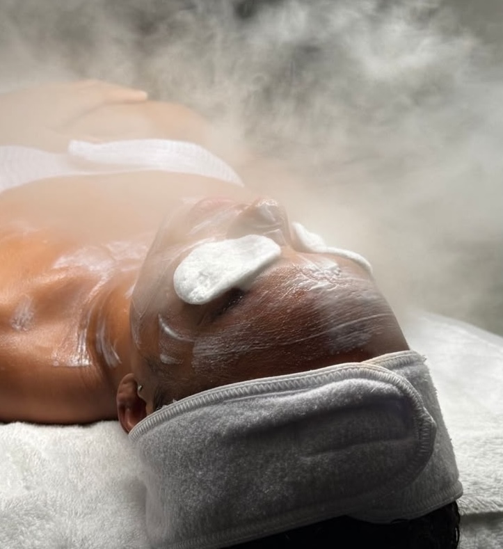 Gesichtsbehandlung mit Maske und Wasserdampf